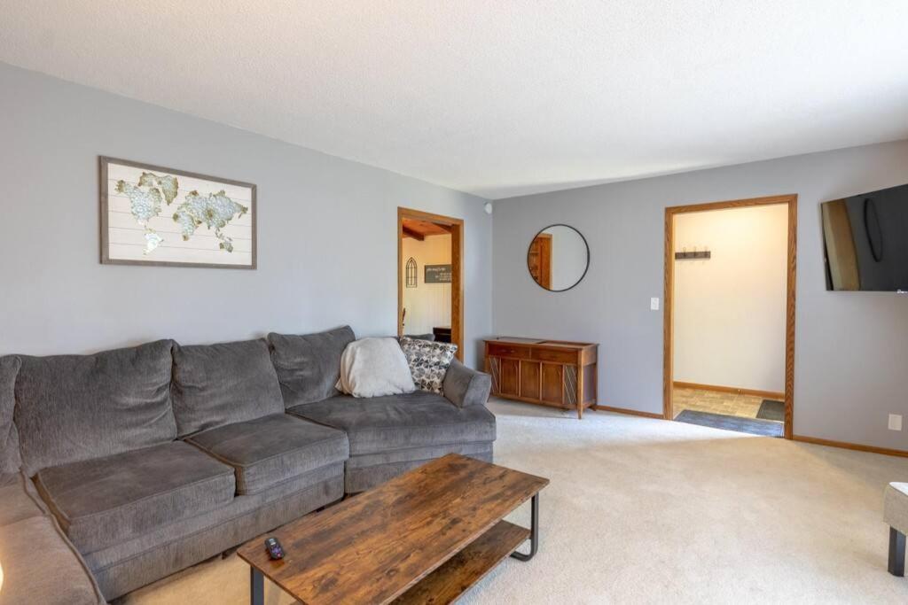 Family W/ 2 King, 2 Queen Beds + Game Holiday home Bemidji
