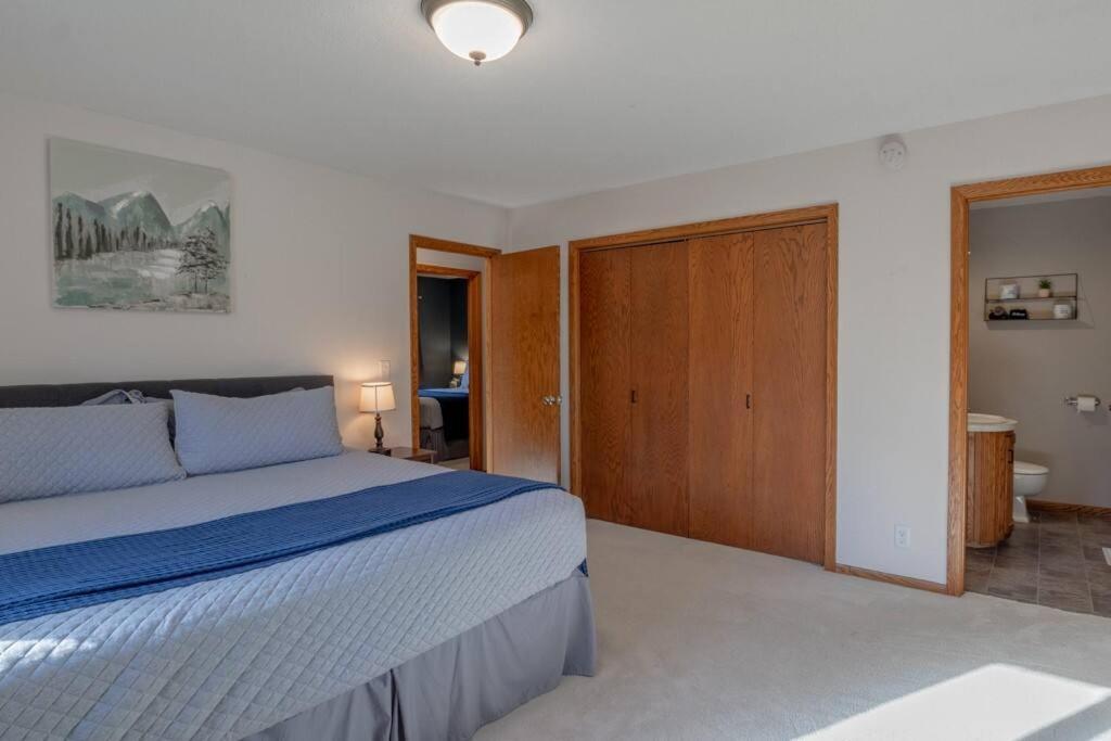 Family W/ 2 King, 2 Queen Beds + Game Holiday home *