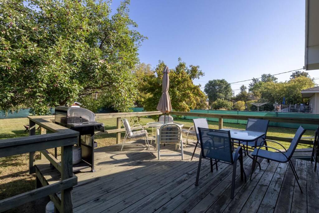 Family W/ 2 King, 2 Queen Beds + Game Holiday home