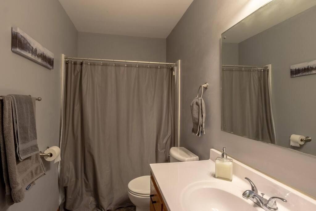 Family W/ 2 King, 2 Queen Beds + Game Holiday home *